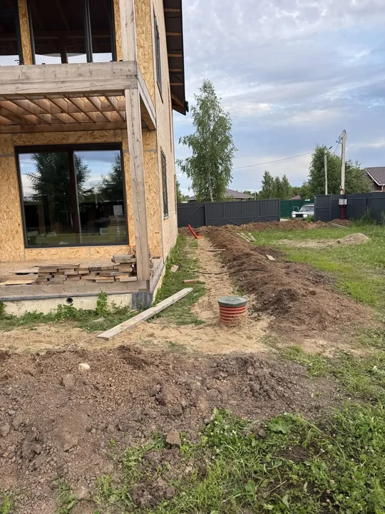 Траншея дренажа со смотровым колодцем